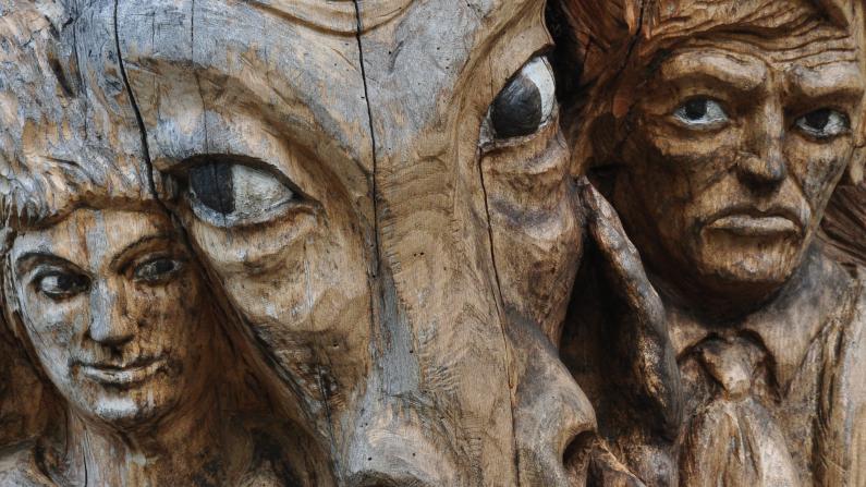 Holzstatue Tierkopf und Gesichter