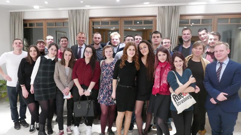 Ein Gruppenfoto der Teilnehmer.