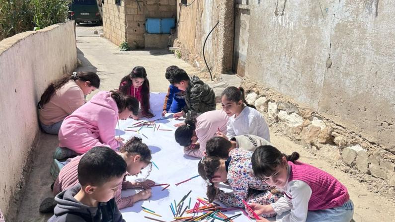 Vertriebene Kinder im Libanon beim Malen