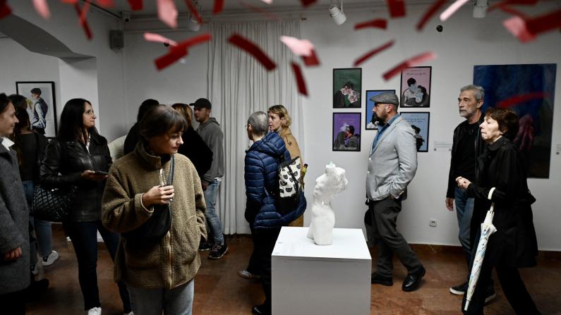 Besucher*innen des Festivals entdecken die Ausstellung.