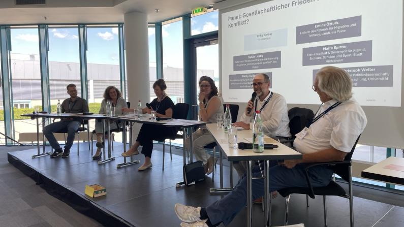 v.l.n.r.: Philipp Goller (Aktion Zivilcourage), Sylvia Lustig, Imke Kerber (Pro Peace), Emine Öztürk (Landkreis Peine), Malte Spitzer (Stadt Hildesheim) u. Prof. Dr. Christoph Weller (Universität Augsburg)