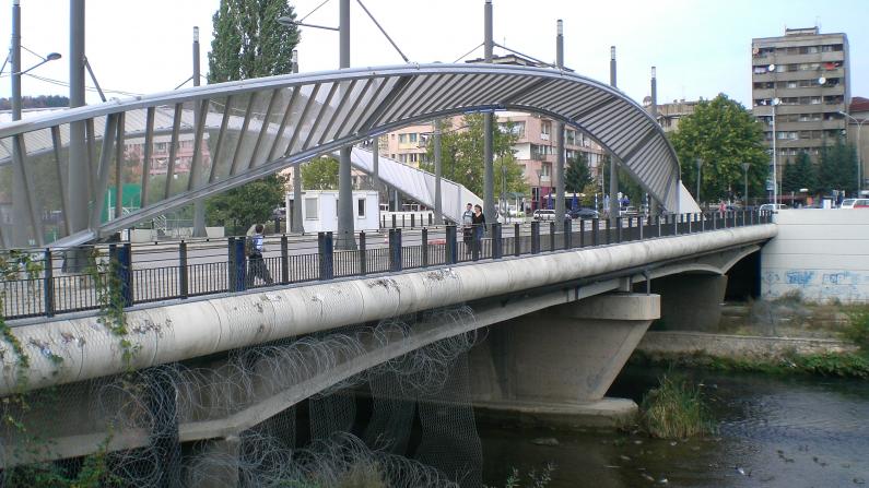 Brücke von Mitrovica im Kosovo