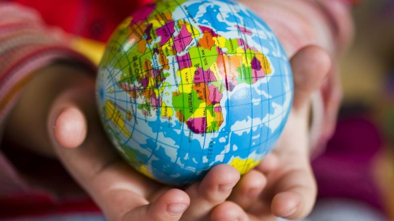 Weltkugel SDGs Nachhaltigkeit Kind Symbol