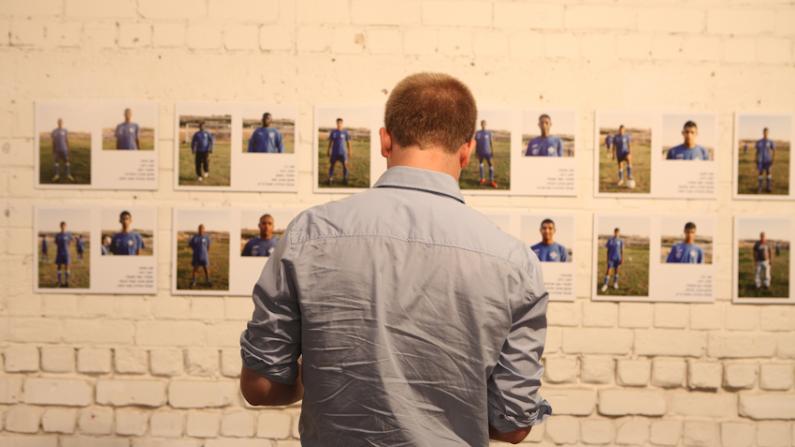 Ein Fotograf aus Israel betrachtet seine Werke