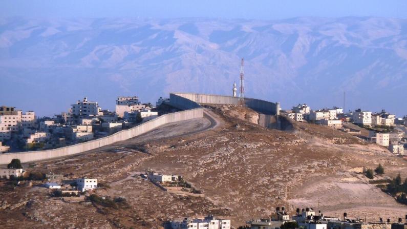 Hügelige, karge Landschaft mit der Maueranlage nahe Jerusalem