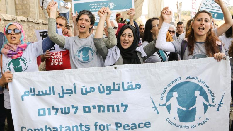 Mitglieder der Combatants for Peace protestieren gemeinsam für einen gerechten Frieden in Nahost Mitglieder der Combatants for Peace protestieren gemeinsam für einen gerechten Frieden in Nahost