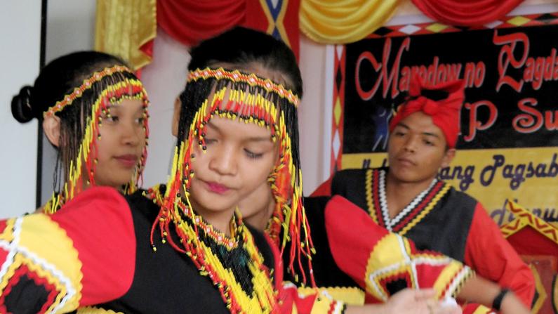 Indigene auf den Philippinen bei einem traditionellen Tanz