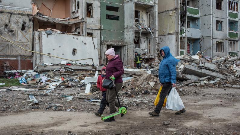 Zwei Frauen in einer zerst&ouml;rten Stadt in der Ukraine
