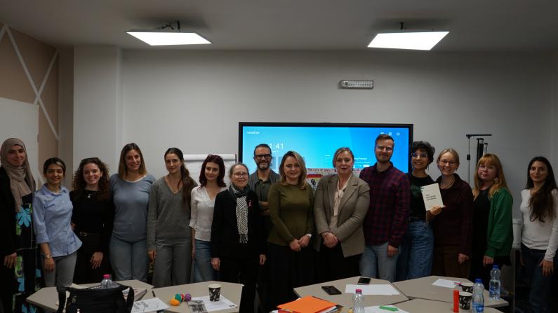 Waking the Gender (In)visibilities of Resistance in Prishtina 8