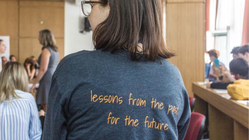 Eine Frau, auf deren T-Shirt "Lessons from the past for the future" steht. Eine Frau, auf deren T-Shirt "Lessons from the past for the future" steht.