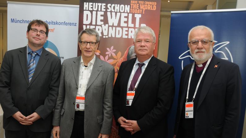 Sven Reuter (forumZFD), Moderator Herbert Wulf, MISEREOR-Geschäftsführer Thomas Antkowiak und Archimandrite Emanuel Youkhana aus dem Irak auf der Münchner Sicherheitskonferenz 2018