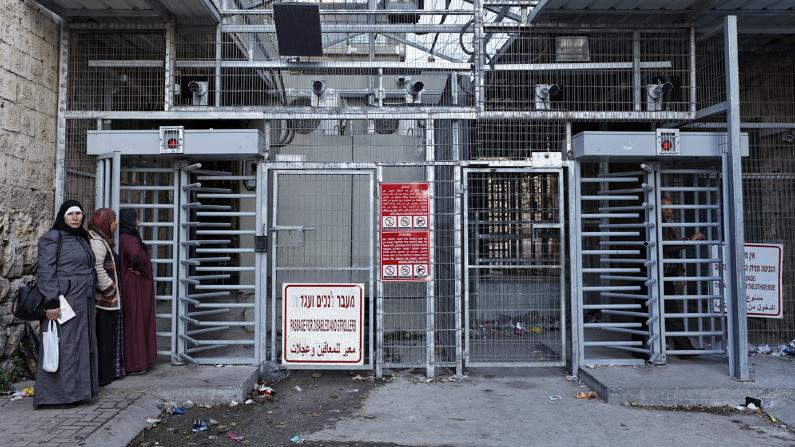 Pal&auml;stinensische Frauen warten an einem Checkpoint in der Altstadt von Hebron