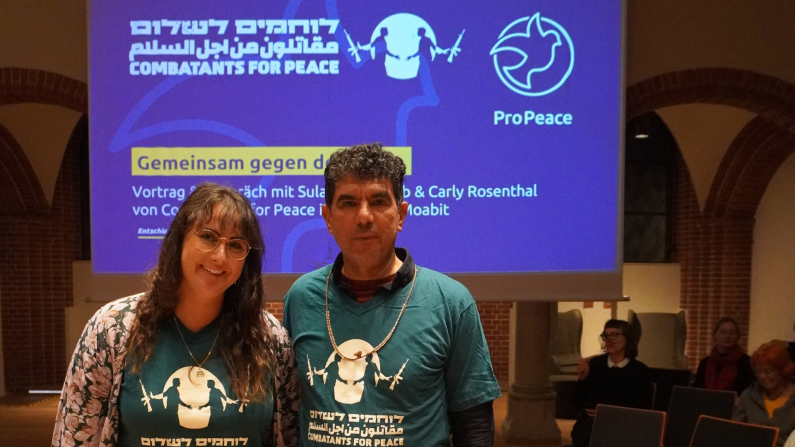 Carly Roesenthal und Sulaiman Khatib von den Combatants for Peace in Berlin