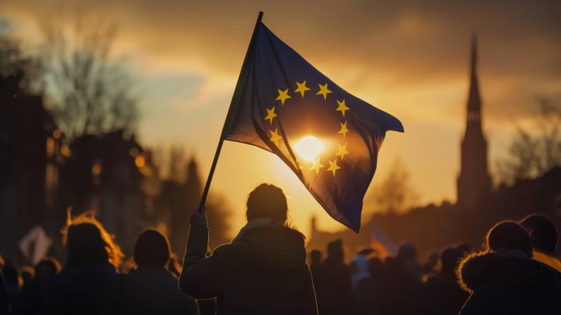 EU-Flagge EU-Flagge bei einer Demo im Sonnenuntergang