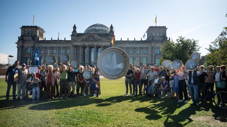 Protestaktion: Frieden gibt es nicht umsonst Frieden gibt es nicht umsonst: Protestaktion vor dem Bundestag