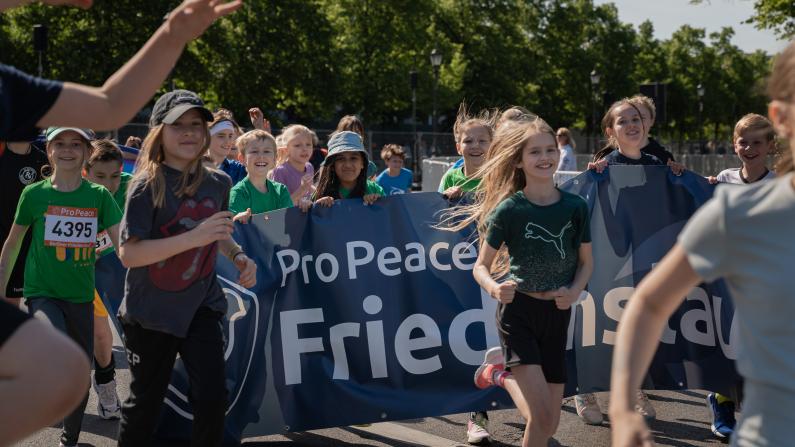 Kinder nehmen an einem Friedenslauf von Pro Peace teil.