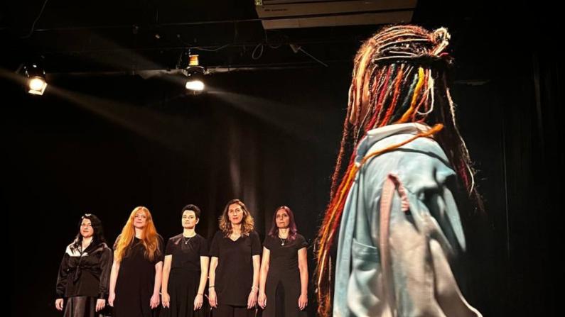 Eine Playbacktheatergruppe auf der Bühne