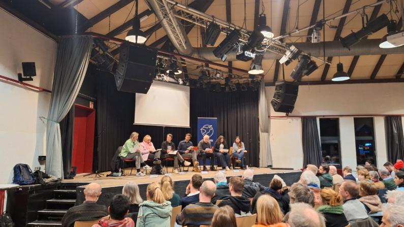 Ein Podiumsgespräch im Bürgerzentrum Ehrenfeld Ein Podiumsgespräch im Bürgerzentrum Ehrenfeld