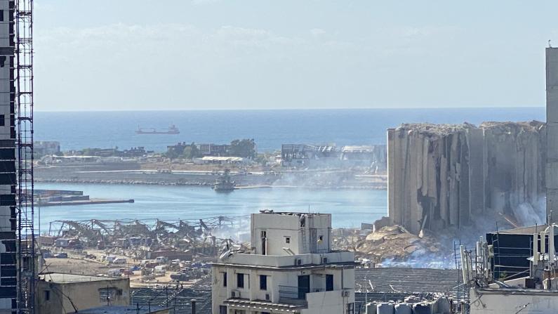 Blick auf den zerstörten Hafen von Beirut