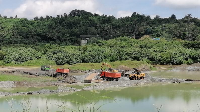 Trucks extract sand and gravel from the riverbeds of the Hijo river