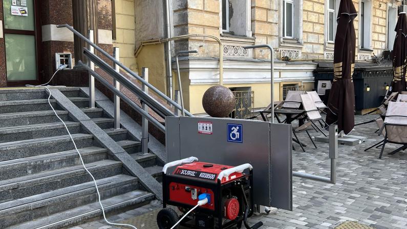 Stromgenerator vor einem Haus in Kiew