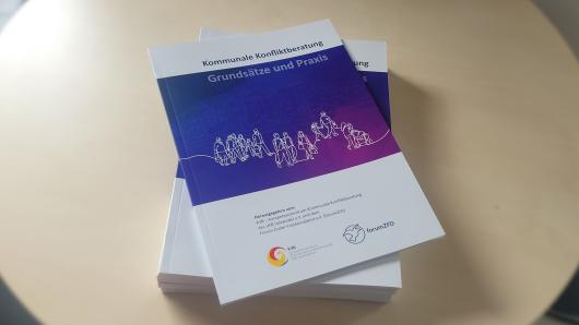 Die Publikation Kommunale Konfliktberatung Grunds&auml;tze und Praxis mit Vorwort von Friedrich Glasl
