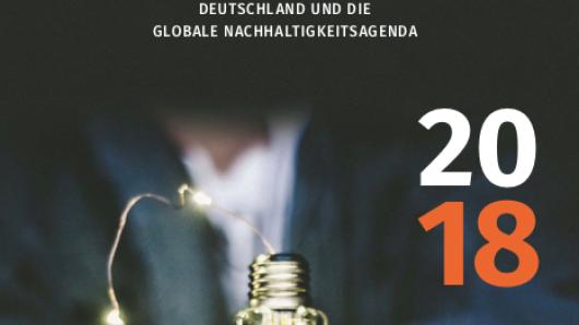 Zwei H&auml;nde umfassen eine Energiesparlampe