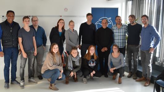Ein Gruppenbild von Mohammed Aweida und Elyahu Avidor zusammen mit den Mitarbeitern des forumZFD