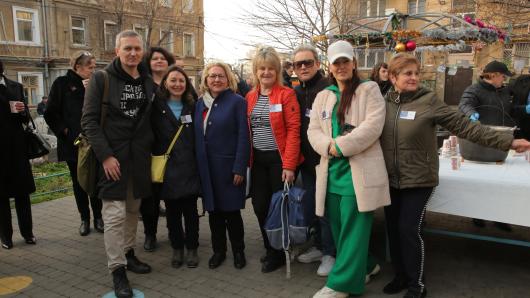 forumZFD-Mitarbeiterin Ada Hakobyan empf&auml;ngt Ministerin Svenja Schulze bei einem Nachbarschaftsprojekt in Odessa