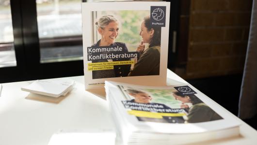 Broschüre zur Kommunalen Konfliktbearbeitung