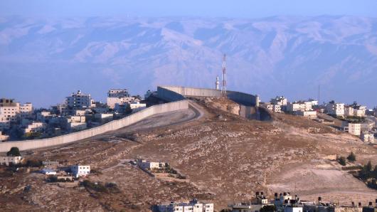 Eine Maueranlage in der N&auml;he von Jerusalem symbolisiert den Konflikt im Nahen Osten.