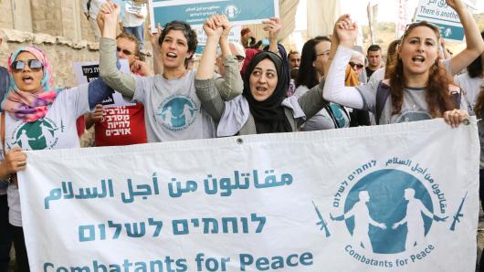 Mitglieder der Combatants for Peace protestieren gemeinsam f&uuml;r einen gerechten Frieden in Nahost
