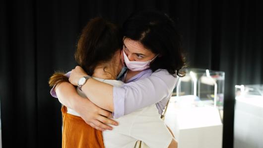 Umarmung zweier Frauen in der Ukraine