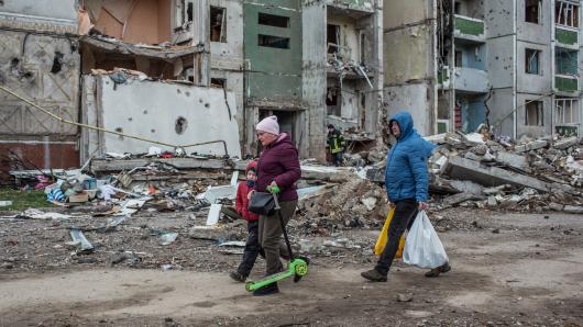Zwei Frauen in einer zerst&ouml;rten Stadt in der Ukraine
