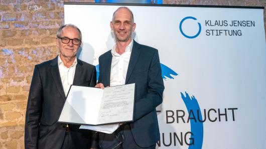 Olivier Knabe (Pro Peace&rsquo;s chair of the executive board) holding the Reconciliation Award 