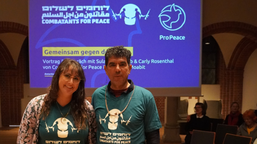 Carly Roesenthal und Sulaiman Khatib von den Combatants for Peace in Berlin