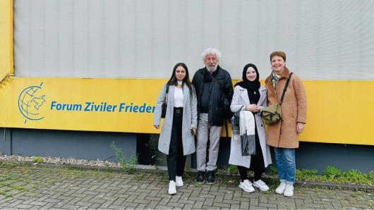 Mitglieder von Dooz vor dem Friedenshaus in K&ouml;ln 