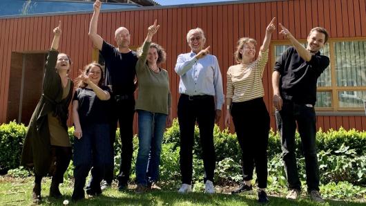 Die Forschungsgruppe Kommunale Konfliktberatung und Partizipative Konfliktforschung posiert im Hinterhof eines Seminarhauses in Erfurt.