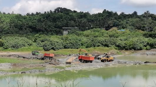 Trucks extract sand and gravel from the riverbeds of the Hijo river
