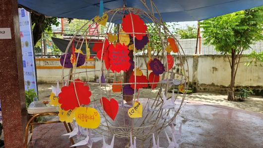 Globus mit K&auml;rtchen zum Internationalen Friedenstag