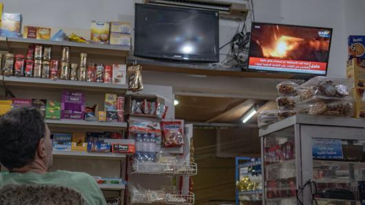 Nachrichten &uuml;ber Bombenangriffe laufen auf Fernseher in Kiosk
