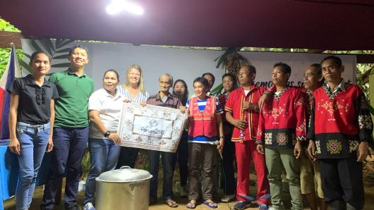 Exchange of symbols of good will between forumZFD and PAGTUKUSAN