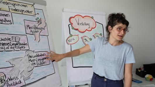 Dana Khamis vor einem Whiteboard
