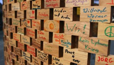 Friedensbotschaften auf Holz 2008