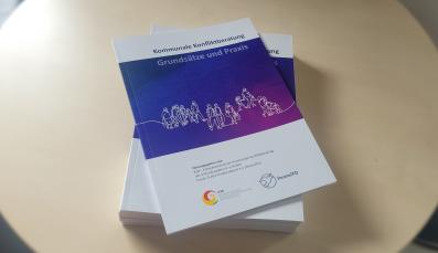 Die Publikation Kommunale Konfliktberatung Grundsätze und Praxis mit Vorwort von Friedrich Glasl