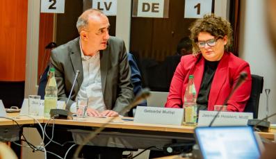 Getoarbë Mulliqi & Prof. Dr. Dinko Gruhonjic bei einer Diskussionsrunde im Deutschen Bundestag.