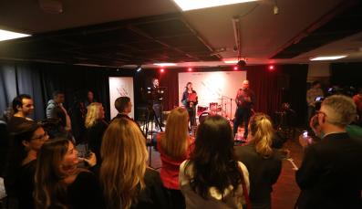 Teilnehmende beim serbisch-kosovarischen Kulturfestival „Mirëdita, Dobar Dan“ 2025 in Priština