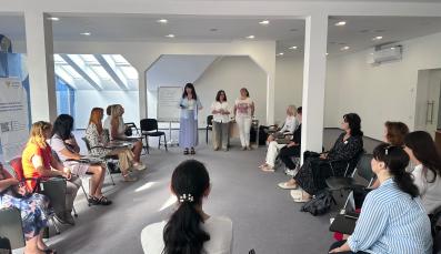 Teilnehmer*innen eines Workshops des Empathie-Projekts in Lviv h&ouml;ren der Leiterin zu.