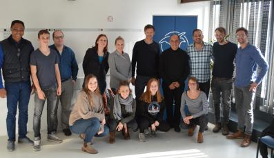 Ein Gruppenbild von Mohammed Aweida und Elyahu Avidor zusammen mit den Mitarbeitern des forumZFD