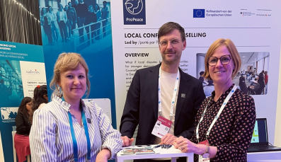 Imke Kerber, Alexander Mauz und Julia Burmann beim Paris Peace Forum 2025